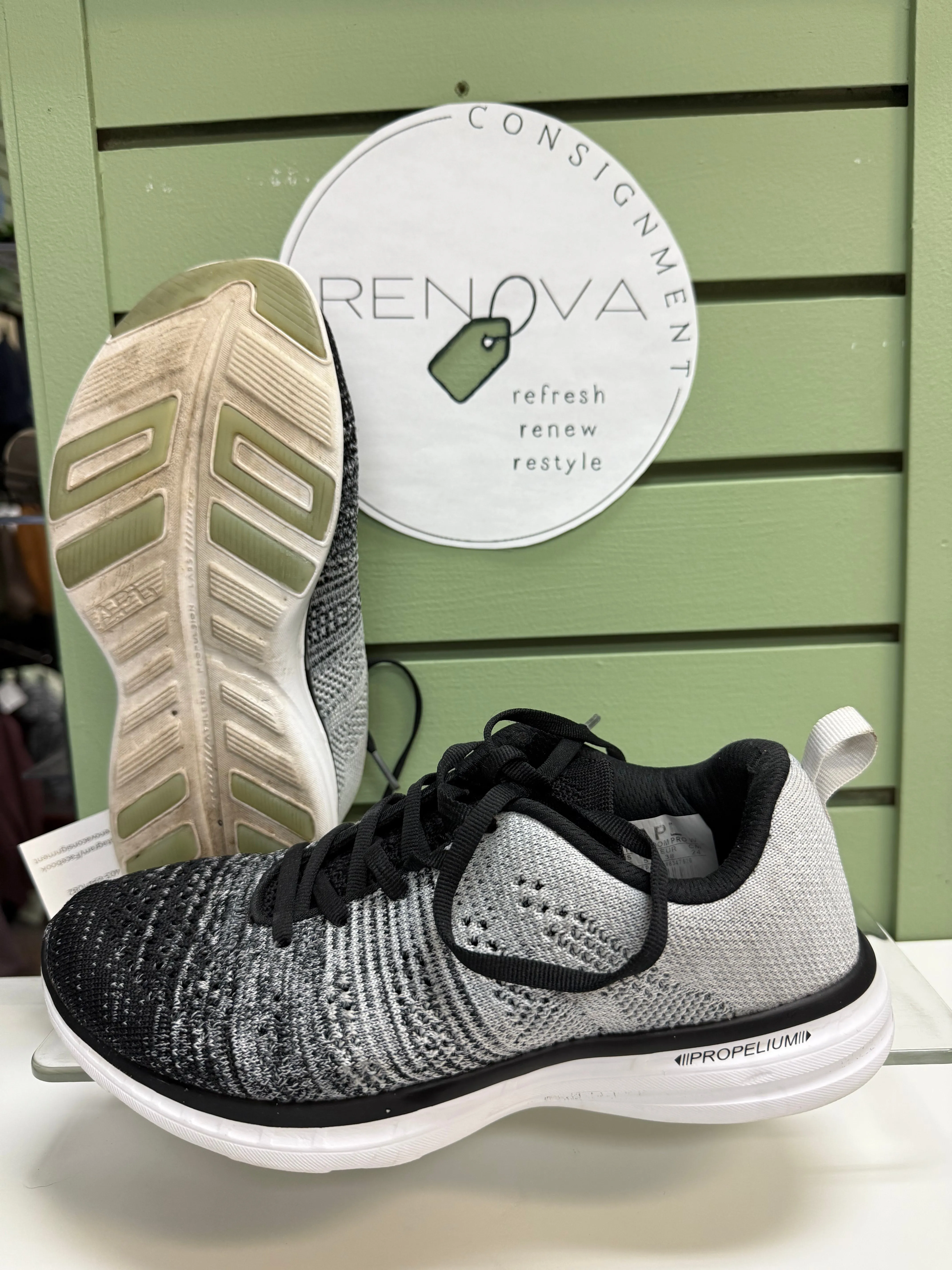 APL Techloom Pro Runners (Womens 7.5) Comfortable Fitment Slip On Design