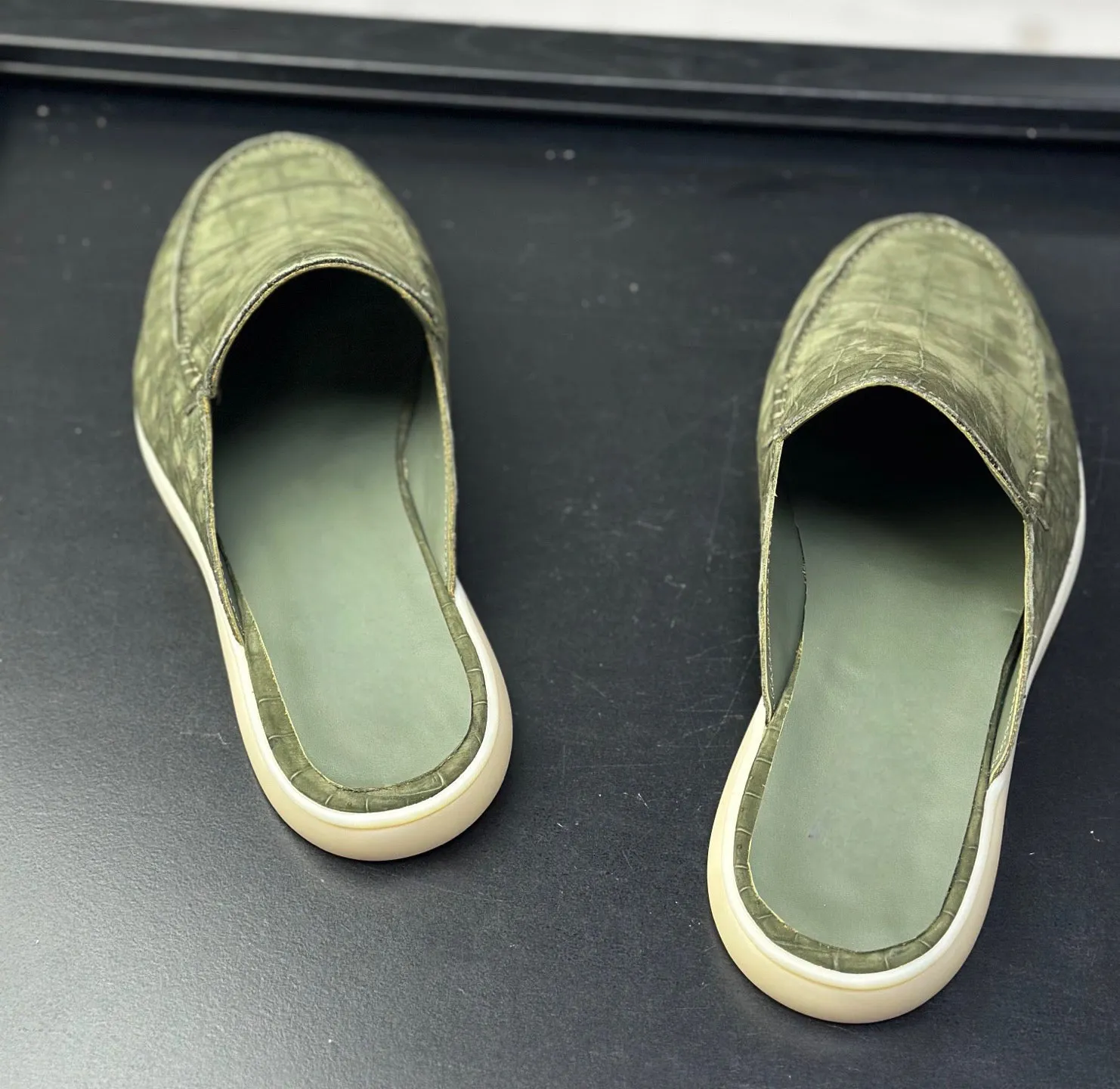 Nubuck Crocodile Leather Slippers ,Men's Crocodile Leather Slippers Very Comfortable Earth Tone Smile Glow