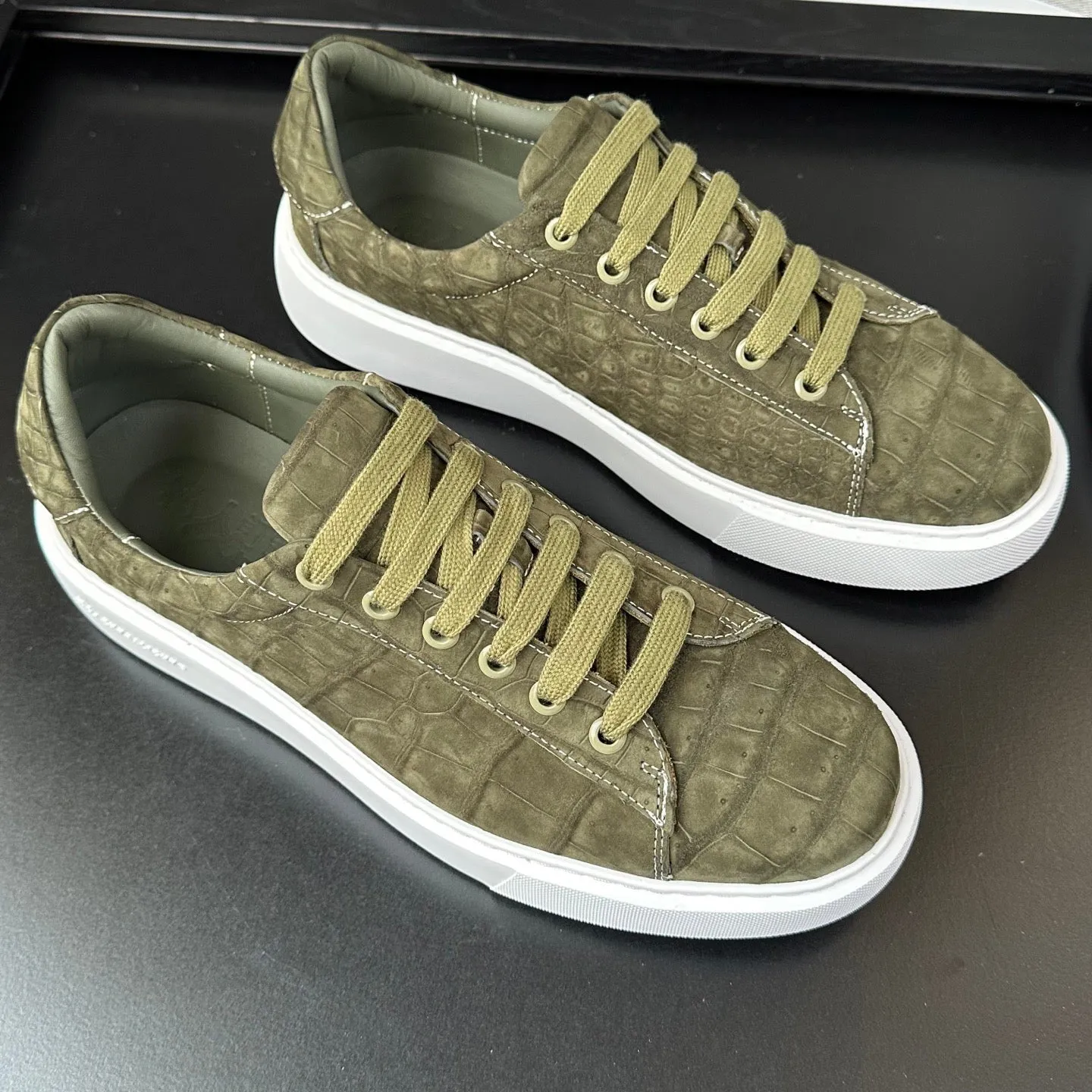 Crocodile Sneakers , Nubuck Genuine Crocodile Leather Sneakers green mesh material Gym Glow