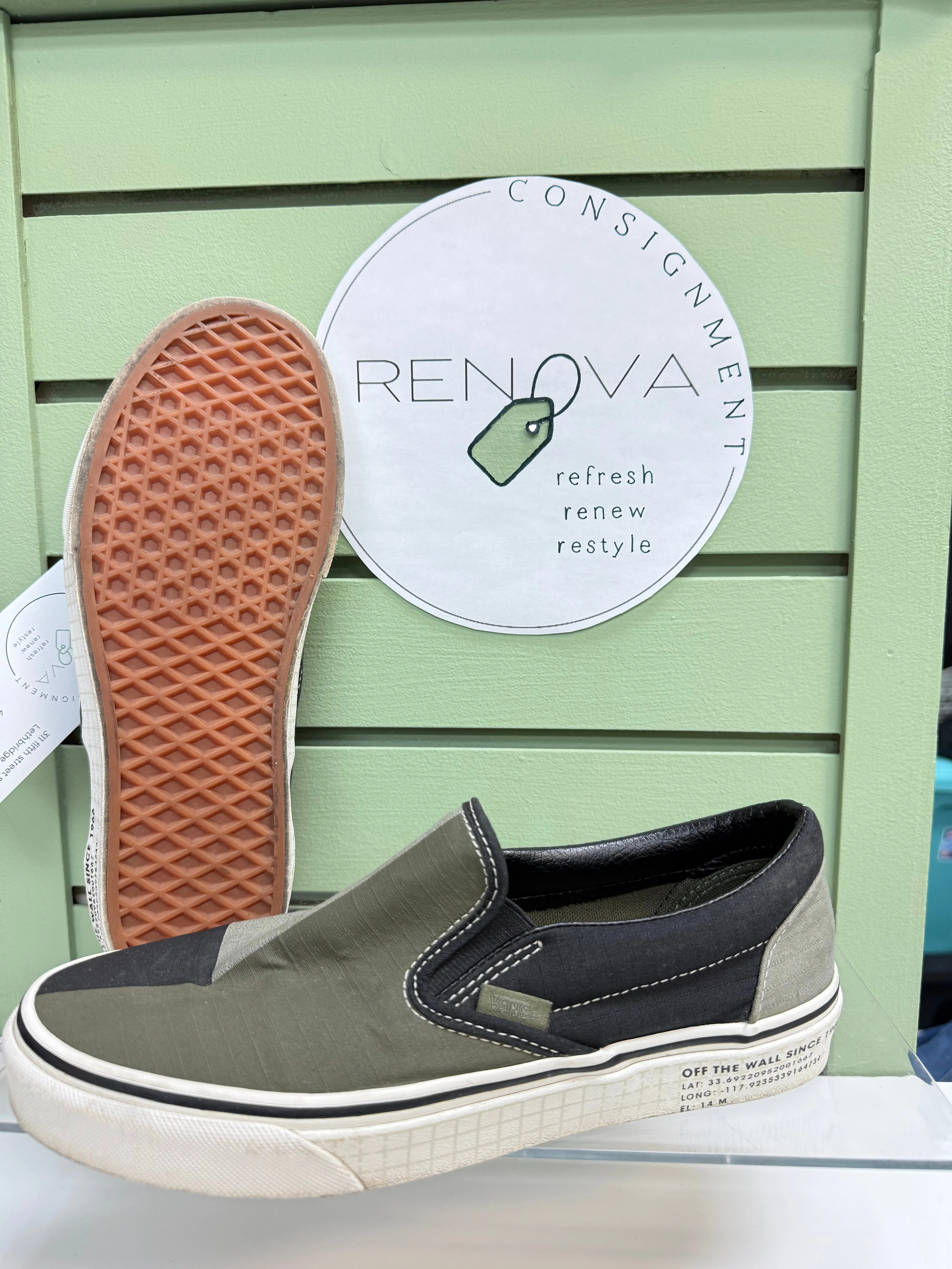 snowy - day shoes active - living Vans Classic Slip On Sneakers (Womens 8.5)