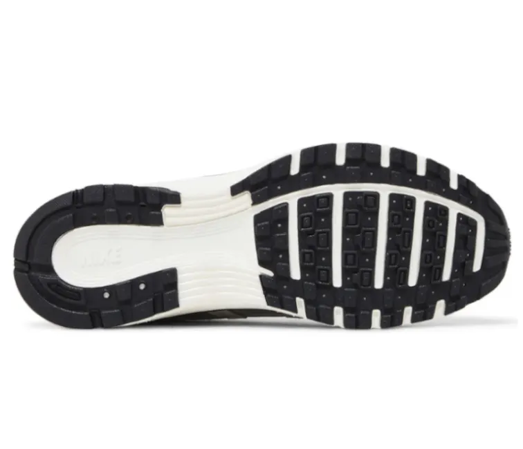 running in public tracks shoes Men??s Nike P-6000 (Metallic Silver)