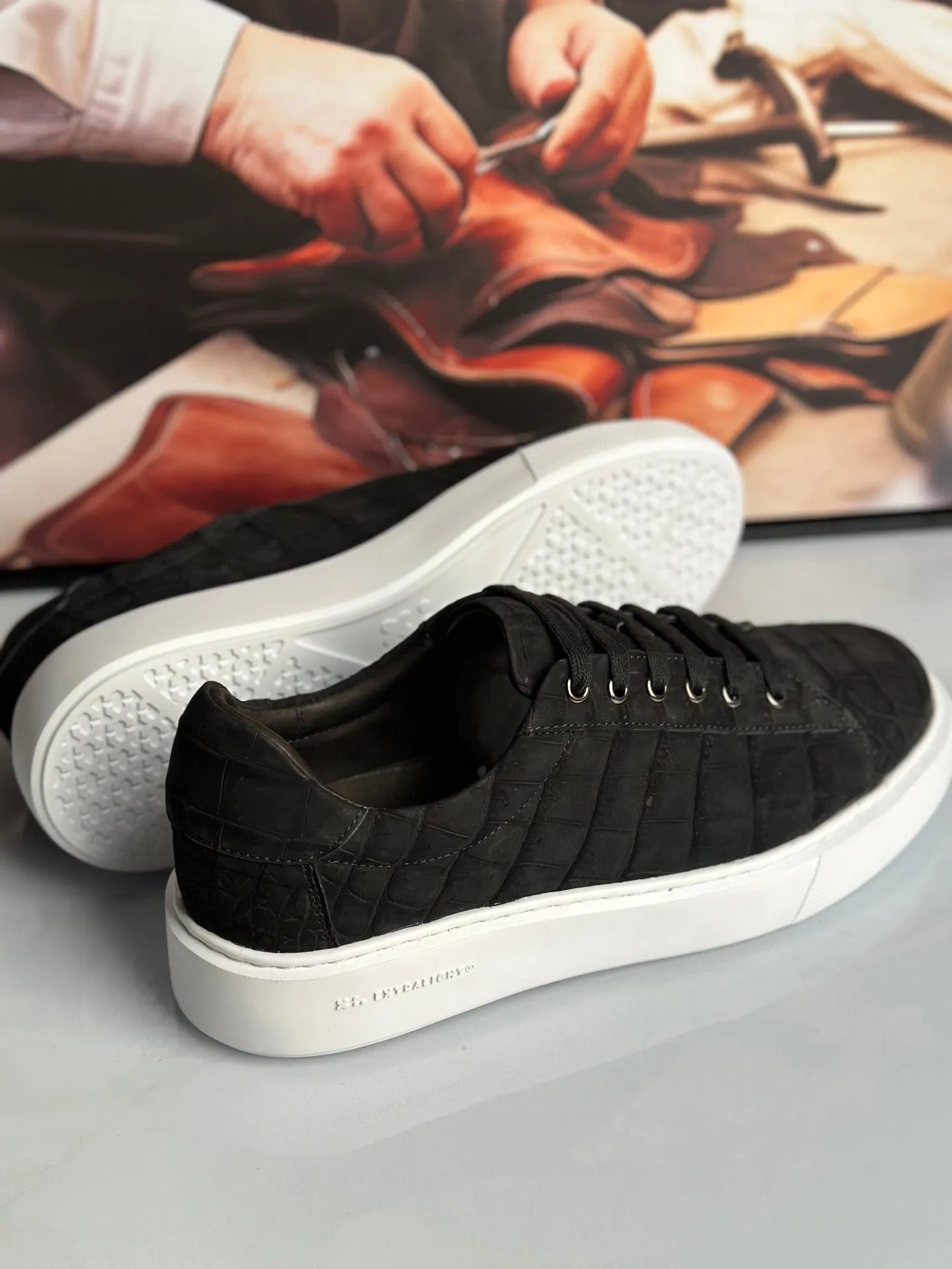 Flexible Material Crocodile Sneakers , Nubuck Genuine Crocodile Leather Sneakers Black