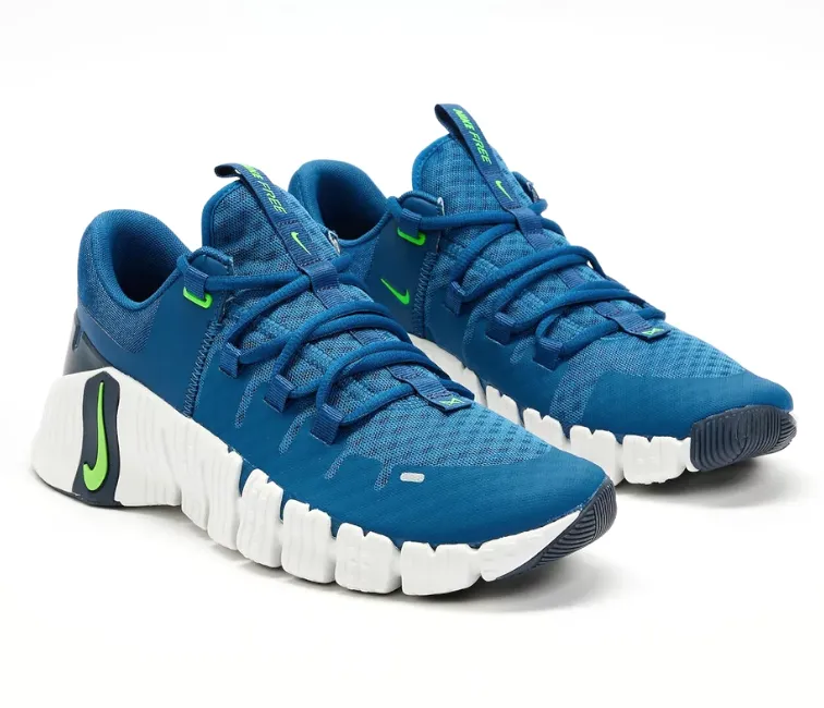 Men's Nike Free Metcon 5 (Court Blue) running in a rope bridge area shoes