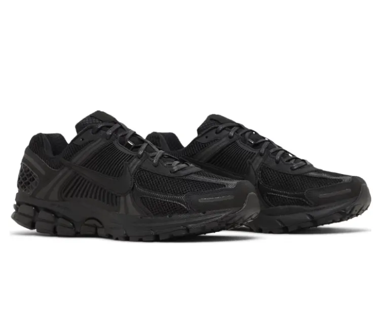 low - cut wide - fit option Men??s Nike Zoom Vomero 5 (Triple Black)
