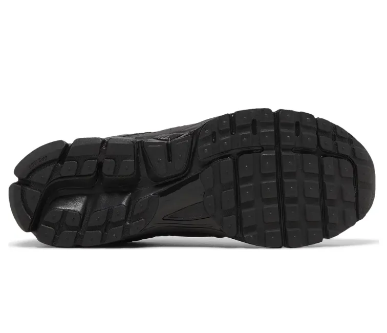 Soft Soles Men??s Nike Zoom Vomero 5 (Triple Black)