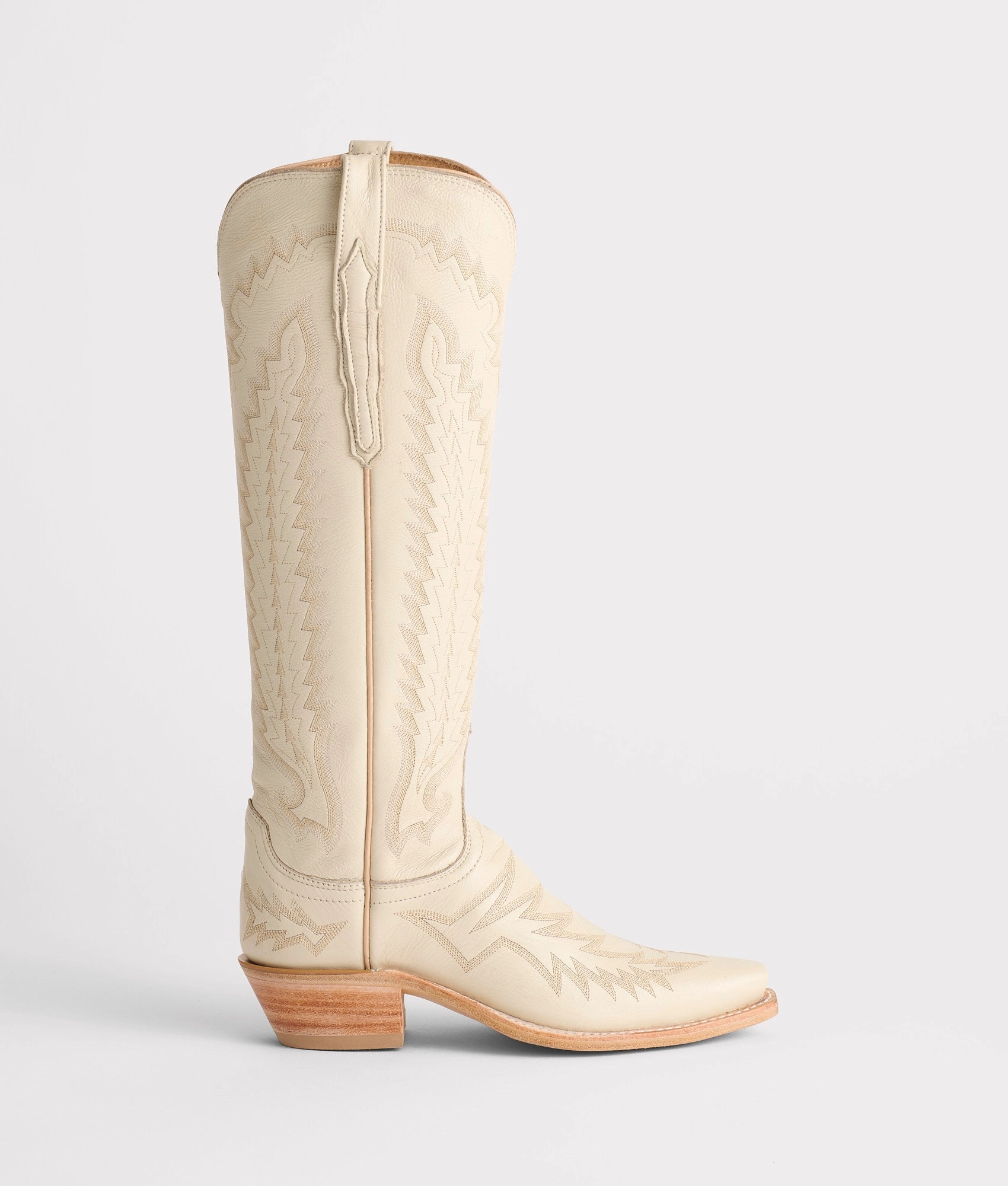 Outdoor Walk Priscilla :: Glitz Cream