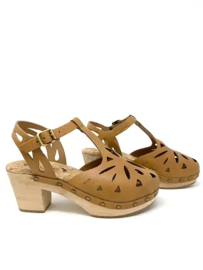 Firm Step Non-slip Fit Esther Clog in Camel from Novacas