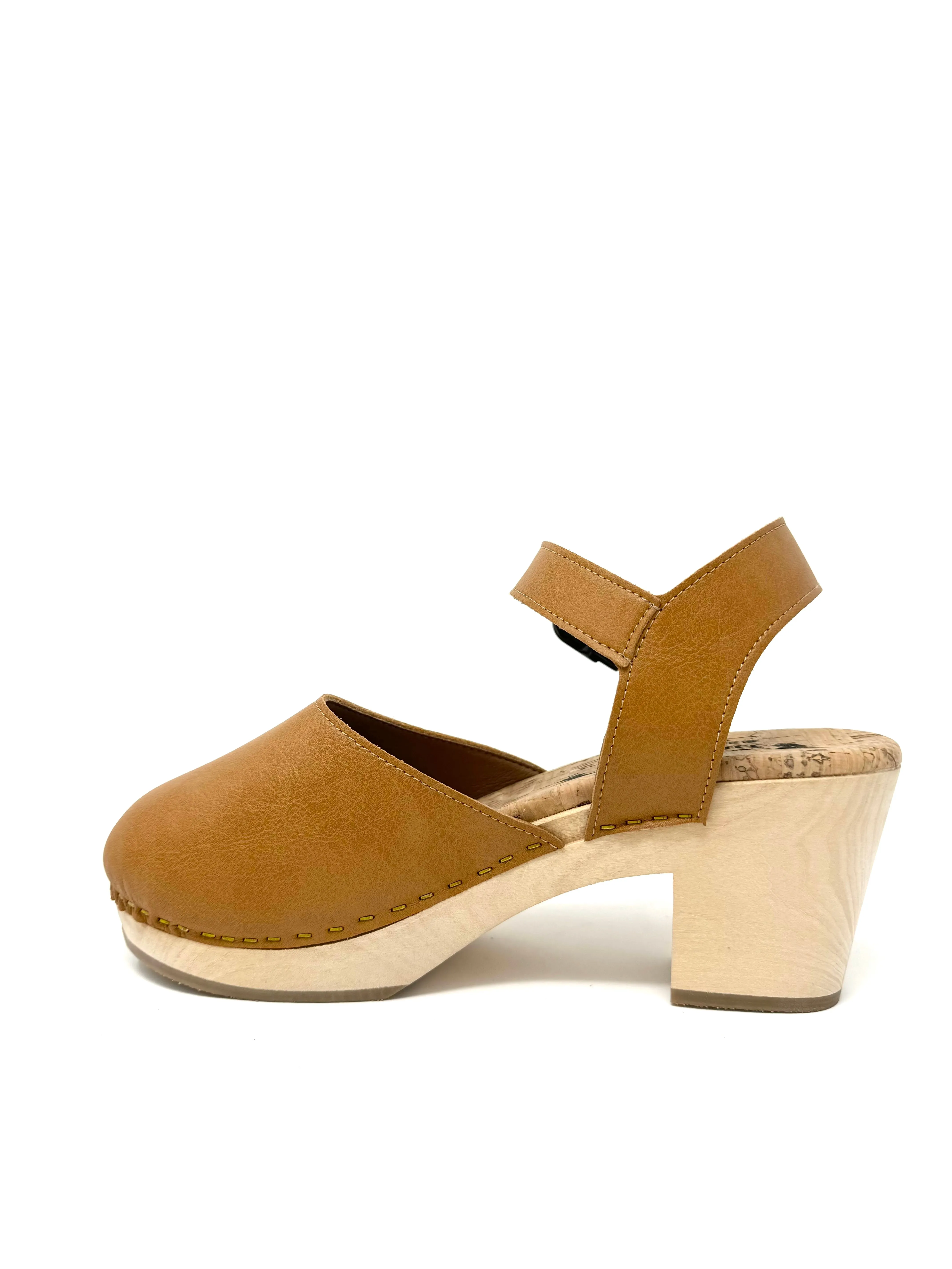 Chic Flats Pepper Clog in Camel from Novacas