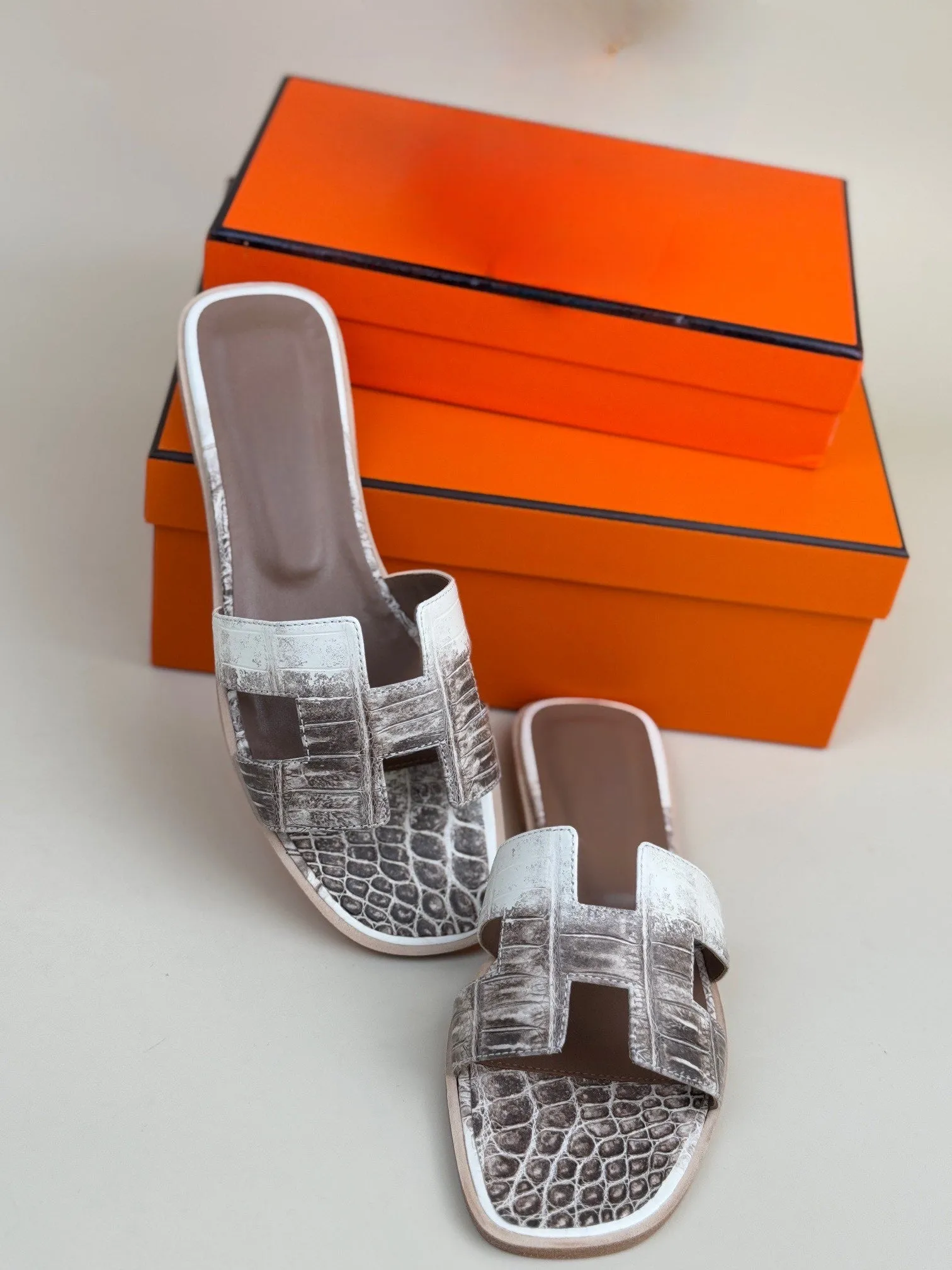 Crocodile Slippers Women's Crocodile Leather Flat Slippers Daily Fit Model Look